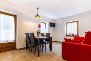 瓦尔迪登特罗Casa Silver的客厅设有餐桌和红色沙发