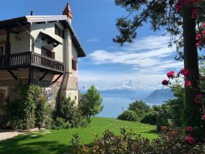 斯特雷萨Private Luxury Spa & Silence Retreat with Spectacular View over the Lake Maggiore的绿色草坪上带阳台的建筑