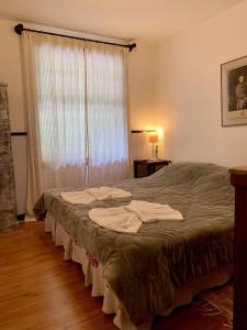 彼得罗波利斯Fachoalto Budget的一间卧室配有一张带白色床单的床和一扇窗户。