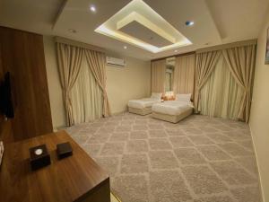 艾卜哈Quartz Executive的酒店客房配有两张床和一张书桌