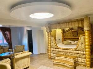 贝尔格莱德巴里斗兽场酒店的一间卧室配有一张大床和大镜子