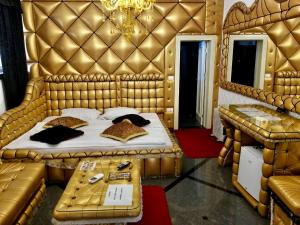 贝尔格莱德巴里斗兽场酒店的一间房间,床位于带镜子的亭子里