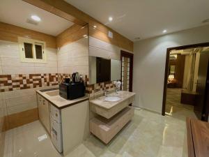 艾卜哈Quartz Executive的一间带水槽和镜子的浴室