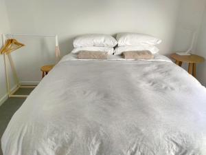 特卡波湖Lake Tekapo Double Room shared facilities的一张带两个枕头的大白色床