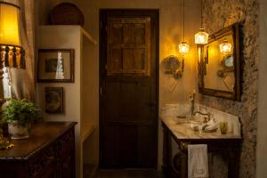 梅里达Casa Olivia的一间带水槽、镜子和门的浴室