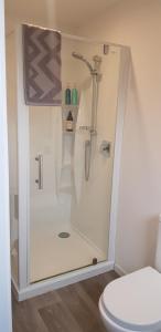 亚历山德拉'The Crib' on Legacy Vineyard的带淋浴的浴室和卫生间
