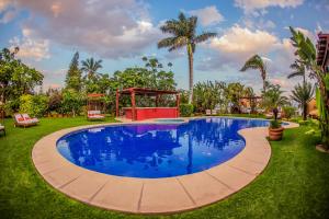 柔蔲科派克艾尔尚特温泉酒店的一个带凉亭的庭院内的游泳池