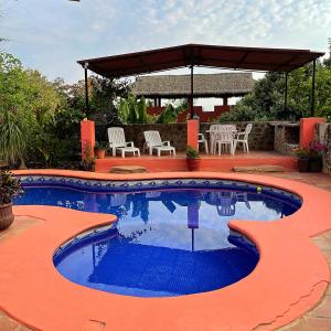 恰卡拉Casa Monarca的一个带桌椅的庭院内的游泳池