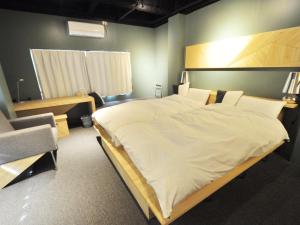 尾道市SINGAI CABIN的卧室配有一张白色大床