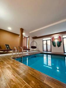 克拉古耶瓦茨Vila Sky Kragujevac的游泳池,位于酒店客房内