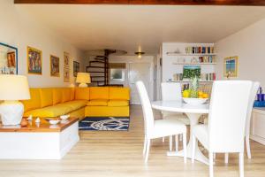 陶尔米纳Sea Life - Taormina的客厅配有黄色的沙发和桌子