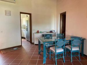 圣特奥多罗Casa Francesca Puntaldia的带厨房的客房内的桌椅