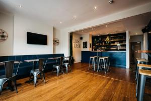 纽基Mordon Bar and Lodge的餐厅内带桌子和凳子的酒吧