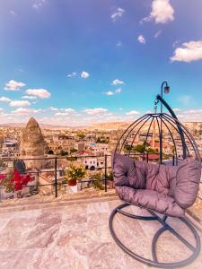 格雷梅Arinna Cappadocia的紫色沙发,位于阳台的顶部,享有风景。