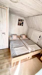 加尔多尼Napraforgó Vendégház的一间小房间,房子里设有一张床铺