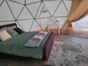 IzvaltaGlempings Velo Latgale的帐篷内一间卧室,配有一张床