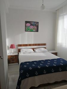达拉曼Dalaman Airport Daltur Aparts的一间卧室配有一张带蓝色毯子的床