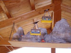 托尔诺阿费塔卡梅尔德查姆日夜旅馆的两列玩具火车挂在小屋的天花板上