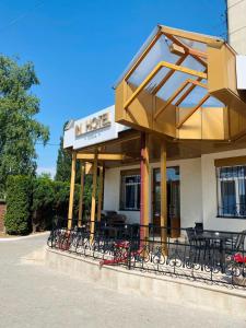 卡缅涅茨-波多利斯基In hotel的大楼外带桌椅的餐厅
