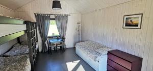 贝尔纳蒂Campsite Ģirti的一间小卧室,配有一张床和一张书桌