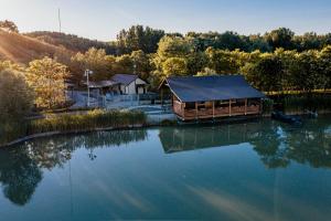 包姚Tíztó Vendégház的湖上的一个小屋,在水中反射