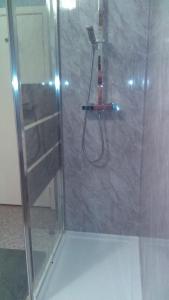 CraighouseBraeside Craighouse Jura的一个带软管玻璃门的淋浴
