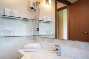 弗留利地区圣达尼埃莱康特斯农家乐的浴室配有盥洗盆、镜子和毛巾