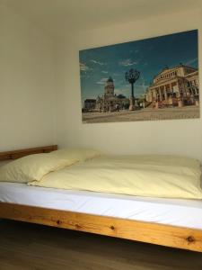 柏林柏林米特俱乐部小屋酒店的墙上照片的一张床位
