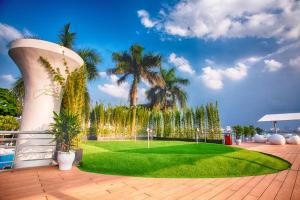 河内Thang Loi Hotel的一座棕榈树环绕的高尔夫球场
