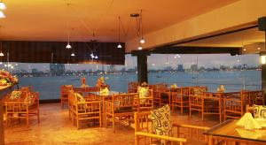 河内Thang Loi Hotel的一间带桌椅的市景餐厅