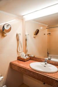 河内Thang Loi Hotel的一间带水槽和镜子的浴室