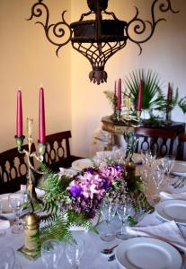 维亚纳堡金塔博阿维亚吉姆酒店的一张餐桌,上面有粉红色的蜡烛和鲜花