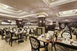 Ramada Hotel & Suites by Wyndham Bucharest North餐厅或其他用餐的地方