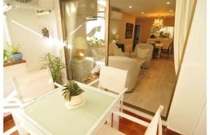 卡内·德·玛尔HomeHolidaysRentals Canet Playa I的用餐室以及带桌椅的起居室。
