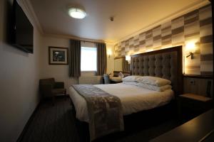 唐克斯特贝斯特韦斯特PLUS牧场酒店的酒店客房设有一张大床和一张书桌。