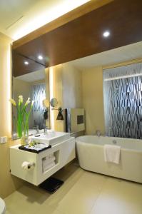 宿务Lex Hotel Cebu的带浴缸、水槽和镜子的浴室