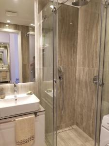 贝尔格莱德Azura Residence - new luxury apartment的带淋浴和盥洗盆的浴室