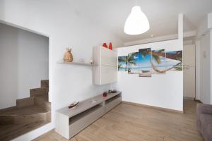 莫诺波利WePuglia - Casa Dolcissima的客厅设有白色的墙壁和沙发。