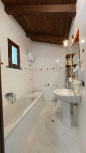皮蒙泰拉德尔吉尔诺乡村民宿的白色的浴室设有浴缸和水槽。
