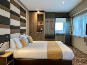 阿姆斯特丹XO酒店蓝塔店的一间卧室设有一张带条纹墙的大床