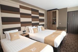 阿姆斯特丹XO酒店蓝塔店的酒店客房设有两张床和条纹墙