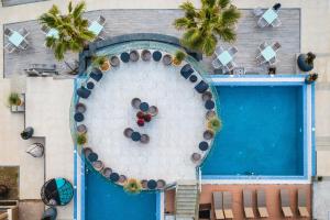 格勒姆Pinea Hotel Resort & Spa的游泳池的上方景色,游泳池周围是几圈的泳池