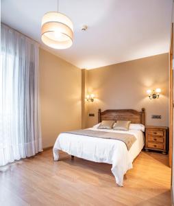 坎加斯-德奥尼斯圣克鲁斯酒店的一间卧室设有一张床和一个大窗户