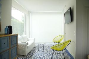 切萨雷奥港Villa Turchina的客厅配有两把椅子和一张沙发