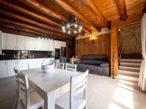 菲斯卡尔Casa Rural Perico的厨房以及带白色桌椅的用餐室。