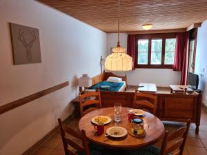 KanzelhöheApartment Wanderlust Gerlitzen的厨房以及带桌子和床的用餐室。