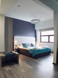 福尔萨Hotel Fabrik Forssa的一间卧室配有一张带蓝色枕头的大床