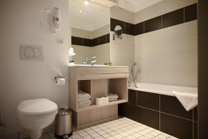 安锡Hôtel Les Muses的浴室配有卫生间、盥洗盆和浴缸。