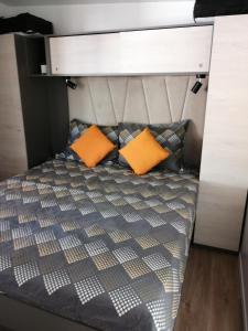 比奥格勒·纳·莫鲁Mobile Home Mali raj的一张带两个橙色枕头的床