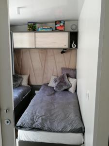 比奥格勒·纳·莫鲁Mobile Home Mali raj的一间带床和沙发的小卧室